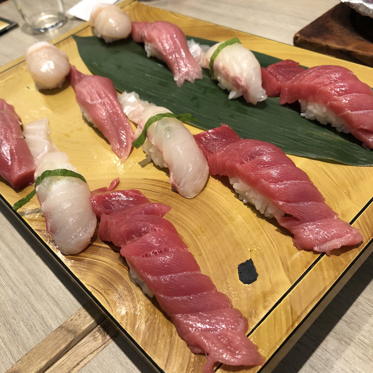 銀座に寿司食べに来てるので飯テロさせて欲しい ぺんagのイラスト