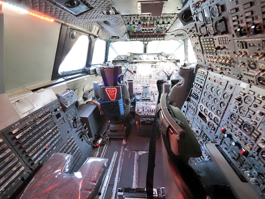 超音速旅客機「コンコルド」のコックピットも見させてもらえました