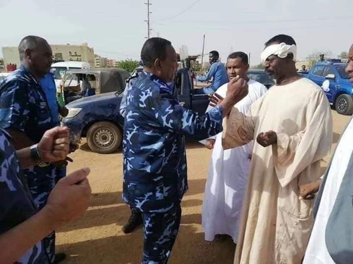 AminAbdullahM's tweet photo. ملازم شرطة عصام محمد نور - قسم شرطة الامام مالك قبض متفلتين من الدعم السريع و رفض يطلق سراحهم و اتعامل مع القوه الجات بي خصوصهم بكل مهنية وبعدها 
اقتحمت قوة من الدعم السريع بيت اسرته و تم تهديدهم واغتياله أمامهم https://t.co/ukS5qDzQLu