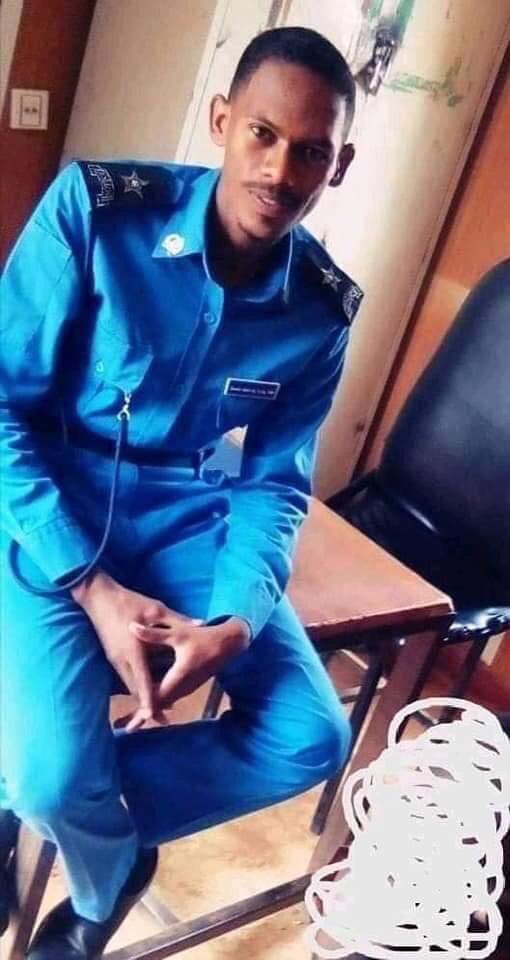 AminAbdullahM's tweet photo. ملازم شرطة عصام محمد نور - قسم شرطة الامام مالك قبض متفلتين من الدعم السريع و رفض يطلق سراحهم و اتعامل مع القوه الجات بي خصوصهم بكل مهنية وبعدها 
اقتحمت قوة من الدعم السريع بيت اسرته و تم تهديدهم واغتياله أمامهم https://t.co/ukS5qDzQLu