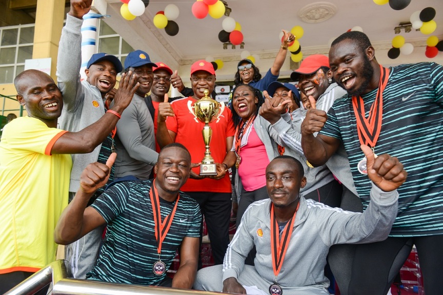Shell_Nigeria's tweet photo. Celebrations galore!!! 🎉 🥁 😃 
@Shell_Nigeria Country Chair Osagie Okunbor rejoicing with his #champions, winners of #NOGIG2020 Silver Cup. 🏆 https://t.co/O5ssPvvT0R