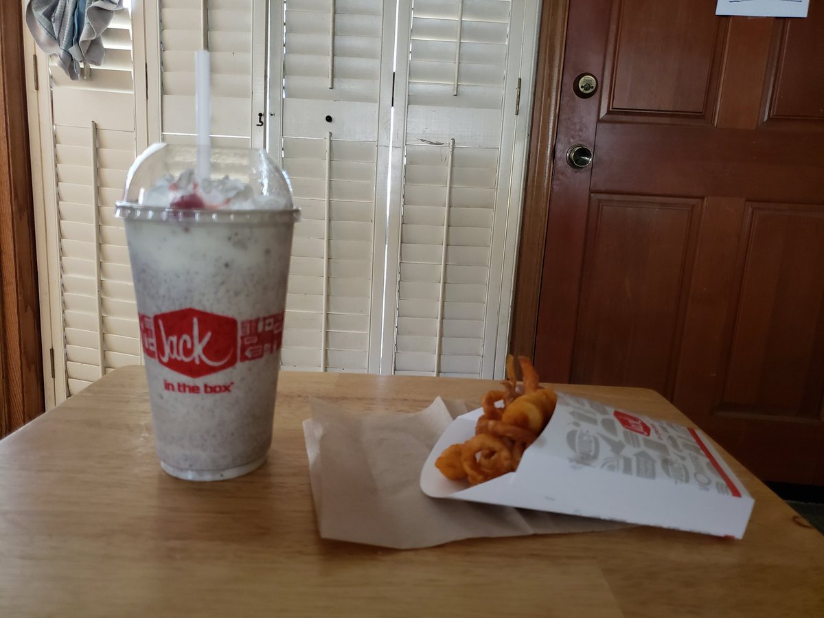 MariahRoseStory's tweet photo. A yummy way to celebrate Leap Year! February 29th! An Oreo shake &amp; curly fries from Jack in the Box 😍😀🤤🍟🍒 #LeapYear #LeapDay2020 #oreshake #curlyfries #jackinthebox #yummy #celebrate https://t.co/xB2i74Vht9