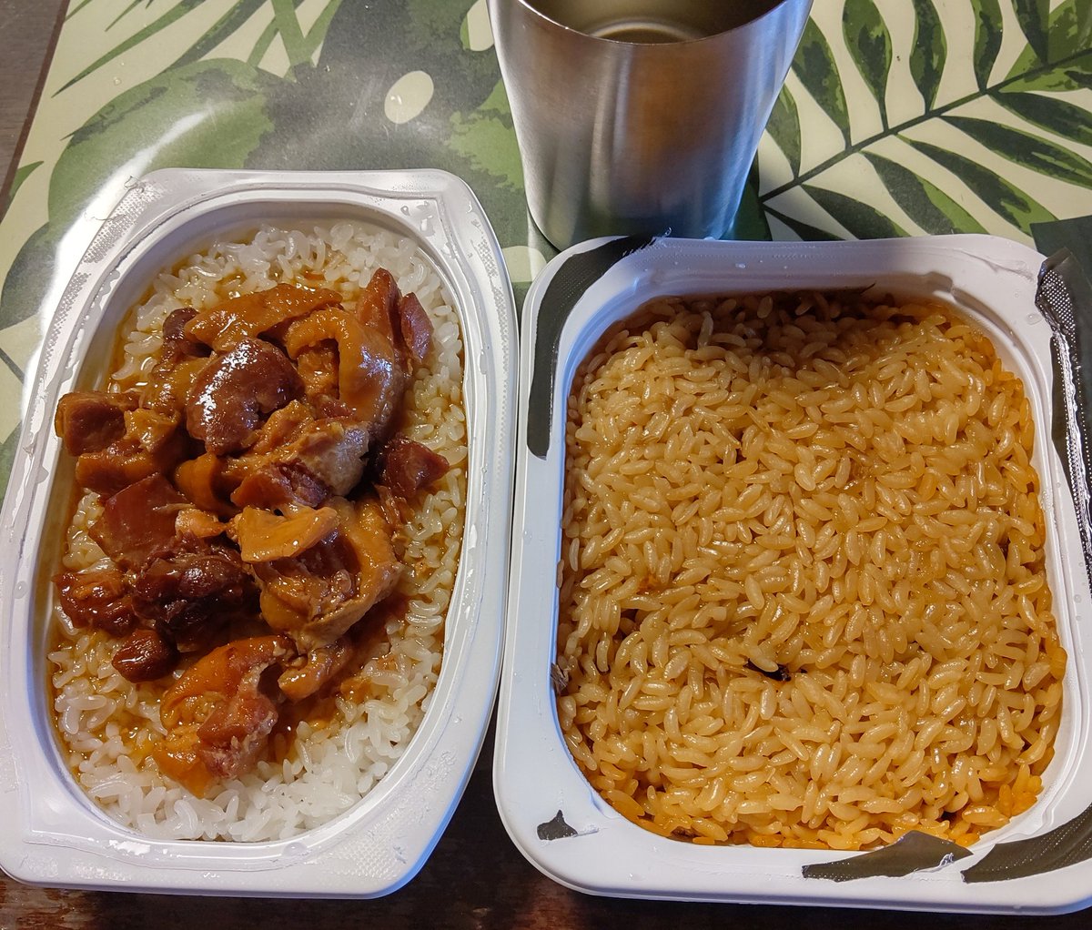 ヒロ 八王子 昼はミリ飯 戦闘食糧 型 やきとり 五目飯 1 038kcal テーブルと椅子で食うと 何だかなぁ だが 状況や有事の時なら 美味い って思えるかも ミリ飯