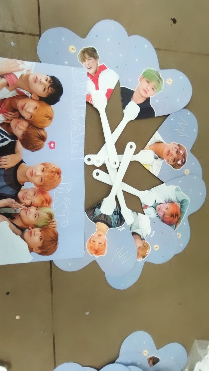 double2noona's tweet photo. Hallo, aku jual handfand &amp; Handbanner 10k aja 

Yang minat bisa chat aku 😂
#TheDreamShowInJKT #TheDreamShowInJakarta 
#NCTDreaminJKT https://t.co/AfuNvDYdkL