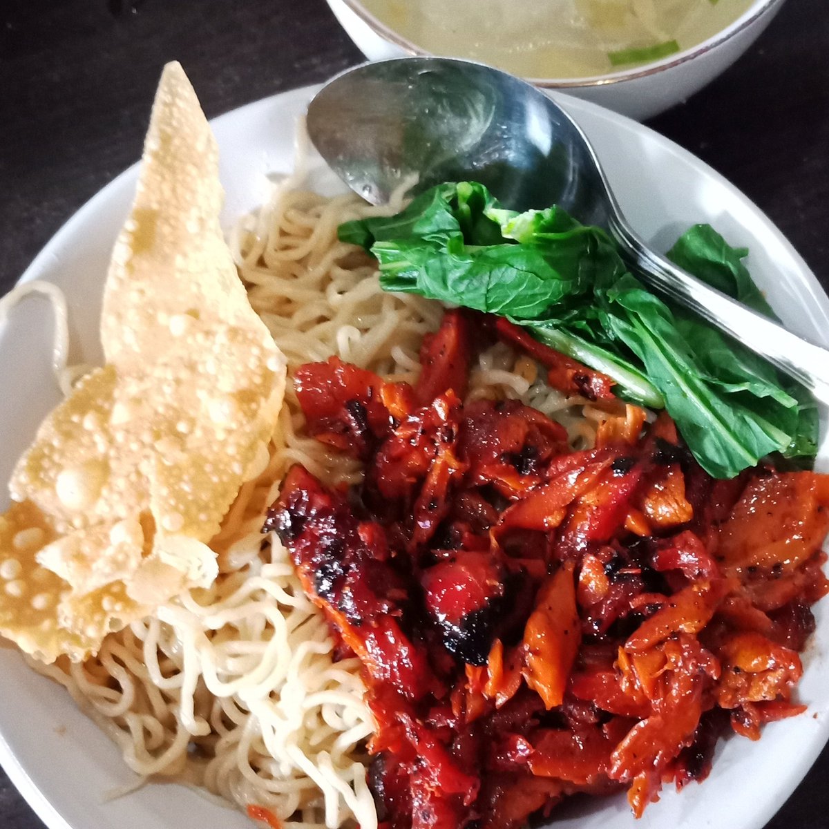 lida_buaya's tweet photo. Tadi pagi hujan2 makan Mie Ayam Panggang Bakmi Gloria di Jalan Kejaksaan, Pondok Bambu, Jaktim. Seporsi Rp25rb. Ekstra pangsit rebus Rp6rb (isi 2 biji). Bakso kuah Rp18rb (isi 6 biji). 
Laris bgt soale rasanya memang enak bgt bgt. Langganan keluargaku nih. #darihaltekehalte https://t.co/WdbZBIJTpx