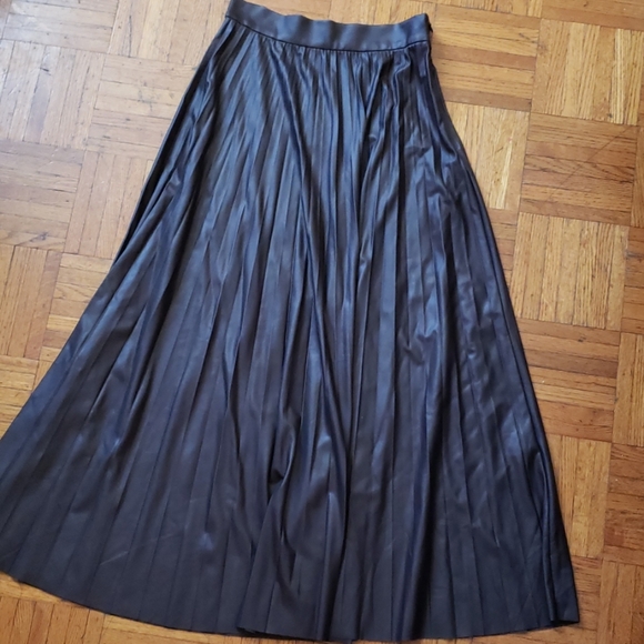 AnnetteW_1's tweet photo. So good I had to share! Check out all the items I'm loving on @Poshmarkapp #poshmark #fashion #style #shopmycloset #loft #zara #minuet: https://t.co/dALgYKA7as https://t.co/AUQ8adWl5l