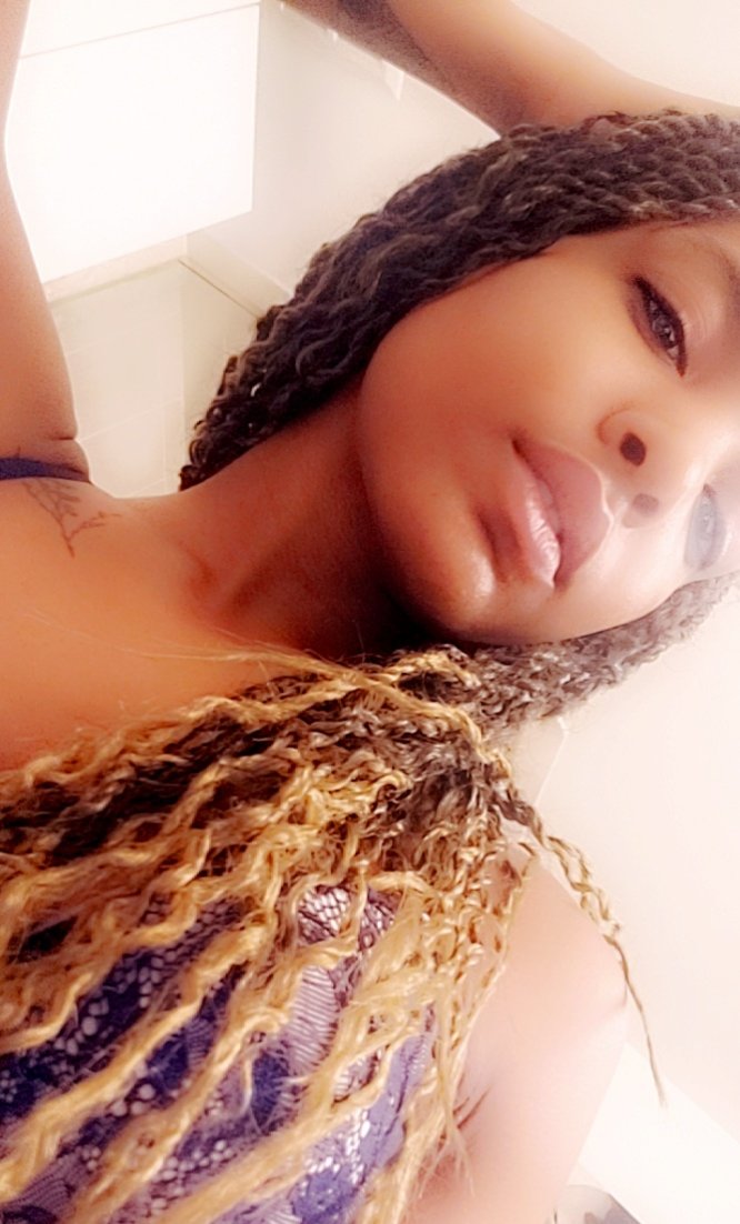 soquinda's tweet image. #feelingme 
#selfie238494 
#GoodNightEveryone 
🌹🌹