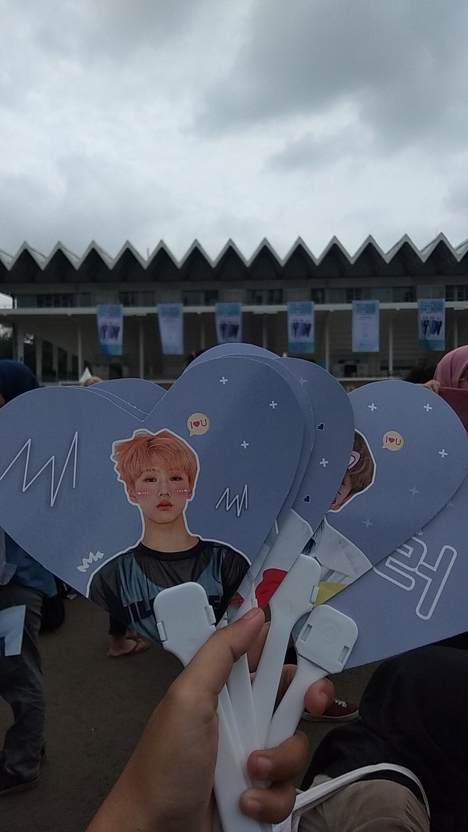 double2noona's tweet photo. Yuk Handfandnya 5k aja

@NCTsmtown @NCTsmtown_DREAM

#TheDreamShowInJKT 
#TheDreamShowInJakarta 
#NCTDREAMSHOWinJKT https://t.co/6zWWddStdK