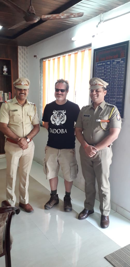 RaigadPolice's tweet photo. अमेरिकन कौन्सलेट जनरल डेविड़ जे. रांझ हे दिनांक २९/०२/२०२० रोजी नेरळ पोलीस हद्दीतील पेब फ़ोर्ट येथे आल��� असता त्यांनी नेरळ पोलीस ठाण्यास दिलेल्या सदिच्छा भेटीचे काही क्षणचित्रे. #usconsul #mumbai https://t.co/eJXUGcjcWz