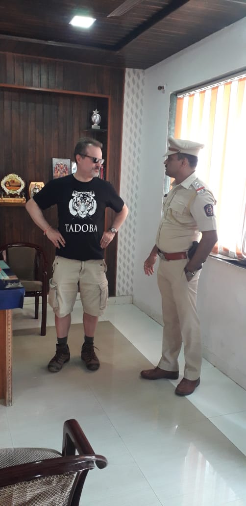 RaigadPolice's tweet photo. अमेरिकन कौन्सलेट जनरल डेविड़ जे. रांझ हे दिनांक २९/०२/२०२० रोजी नेरळ पोलीस हद्दीतील पेब फ़ोर्ट येथे आल��� असता त्यांनी नेरळ पोलीस ठाण्यास दिलेल्या सदिच्छा भेटीचे काही क्षणचित्रे. #usconsul #mumbai https://t.co/eJXUGcjcWz
