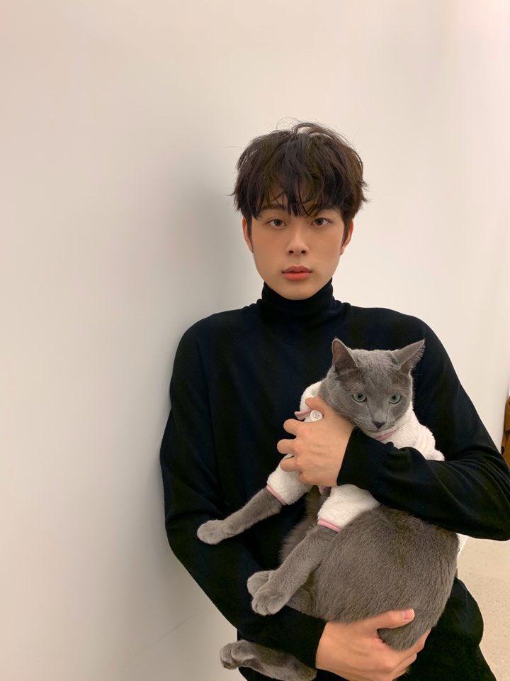 CUBE_YOOSEONHO's tweet photo. [#유선호] 멋있고 잘생기고 귀여운 잭슨.❤️ https://t.co/9GTgw8CGR7