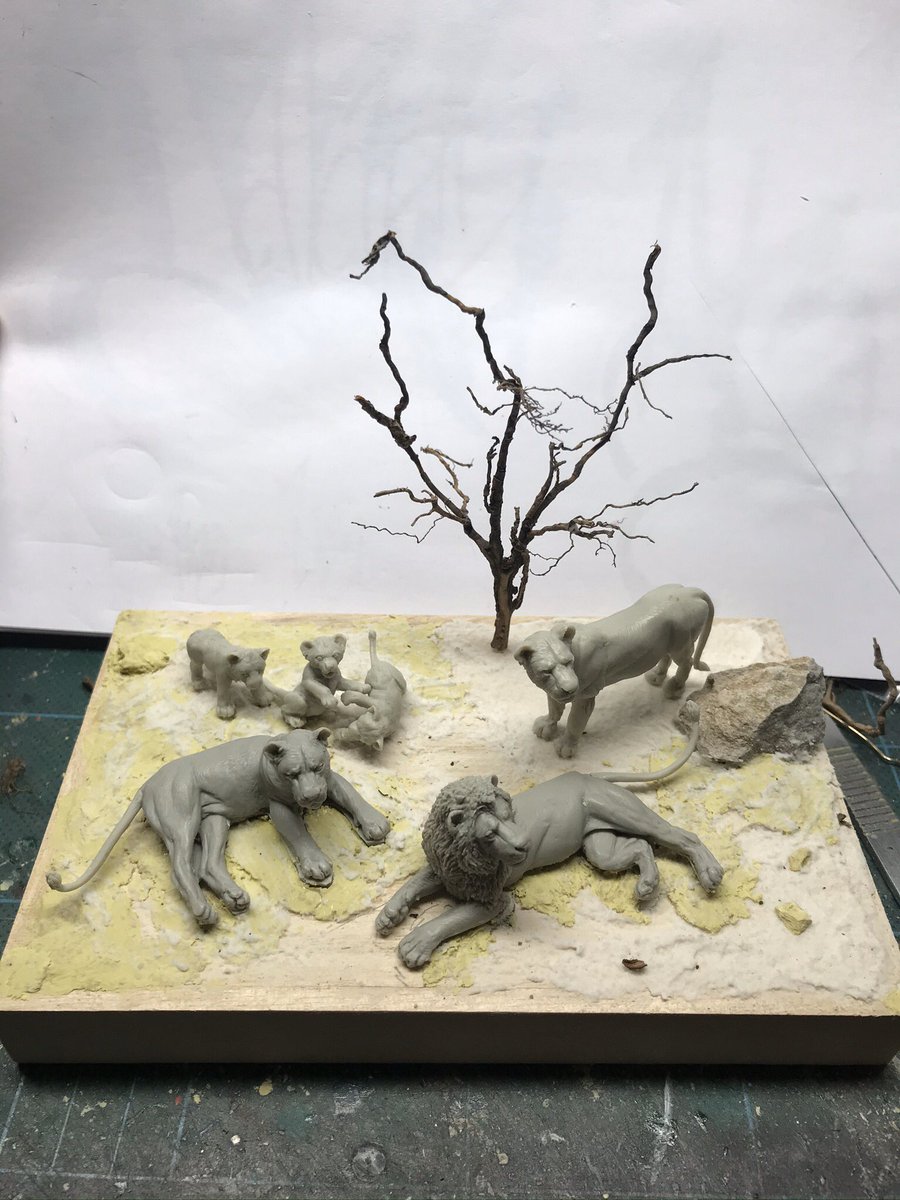 PaintsAndStuff's tweet photo. Trying out the lion scene. #wip #diorama #miniaturepainting #miniatureart #cixmodels #54mm https://t.co/WRGSUD8FCl
