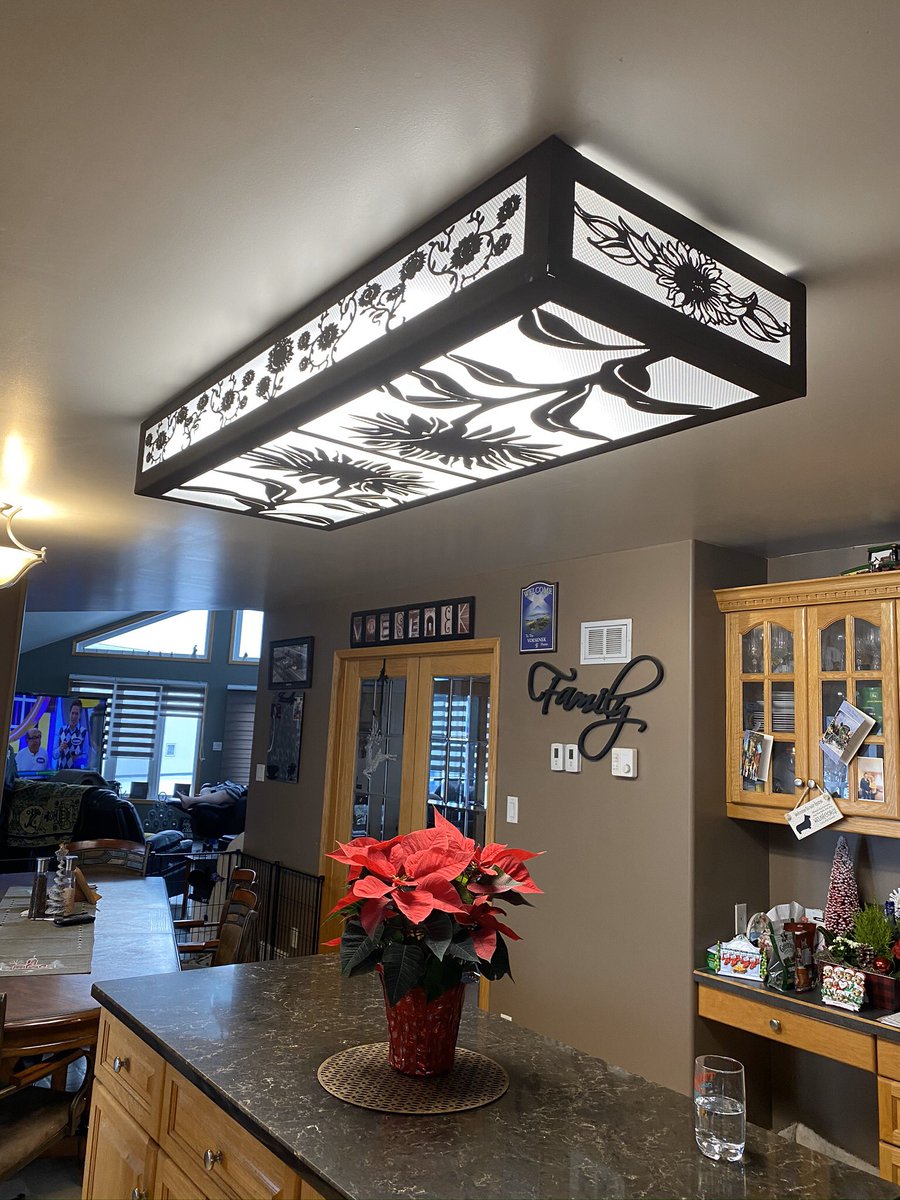 VoesenekM's tweet photo. New kitchen island light #Metal #homedecor #lightbox #sunflower https://t.co/RvVlekPjy4