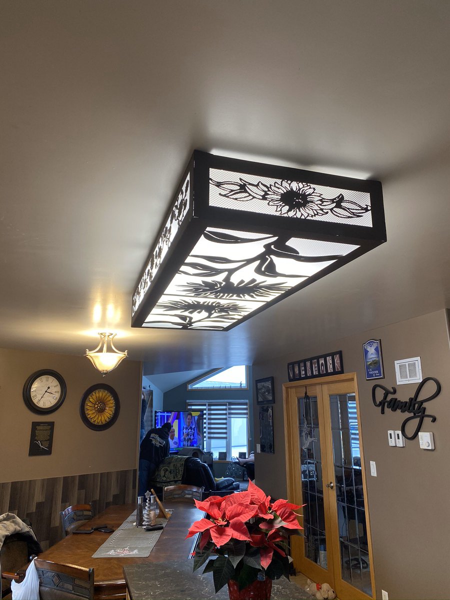 VoesenekM's tweet photo. New kitchen island light #Metal #homedecor #lightbox #sunflower https://t.co/RvVlekPjy4