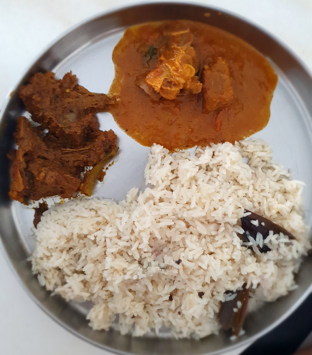thamizhisai's tweet photo. இப்பெல்லாம், சும்மா இப்படி அப்படி திருப்புனாலே, செம சுவைகரமான சோறு தயார் ஆயிடுது 🥰😍
#peppermuttonchops #muttonkulambu #gheerice https://t.co/6MkPi5QTI6