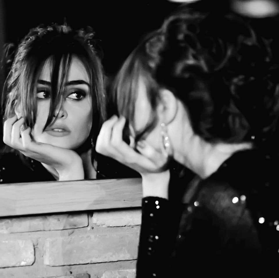 fahiraxdizi's tweet photo. I bet you stoped scrolling. #EsraBilgic 🖤 https://t.co/Lw3O5y2IsN