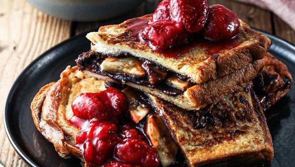 Paint me like one of your french toasts🎨😏 Chocolate &amp; Banana French Toast with Strawberry Compote: sharing.kptncook.com/8evcmzT1k4

#frenchtoast #breakfast #brunch #chocolate #banana