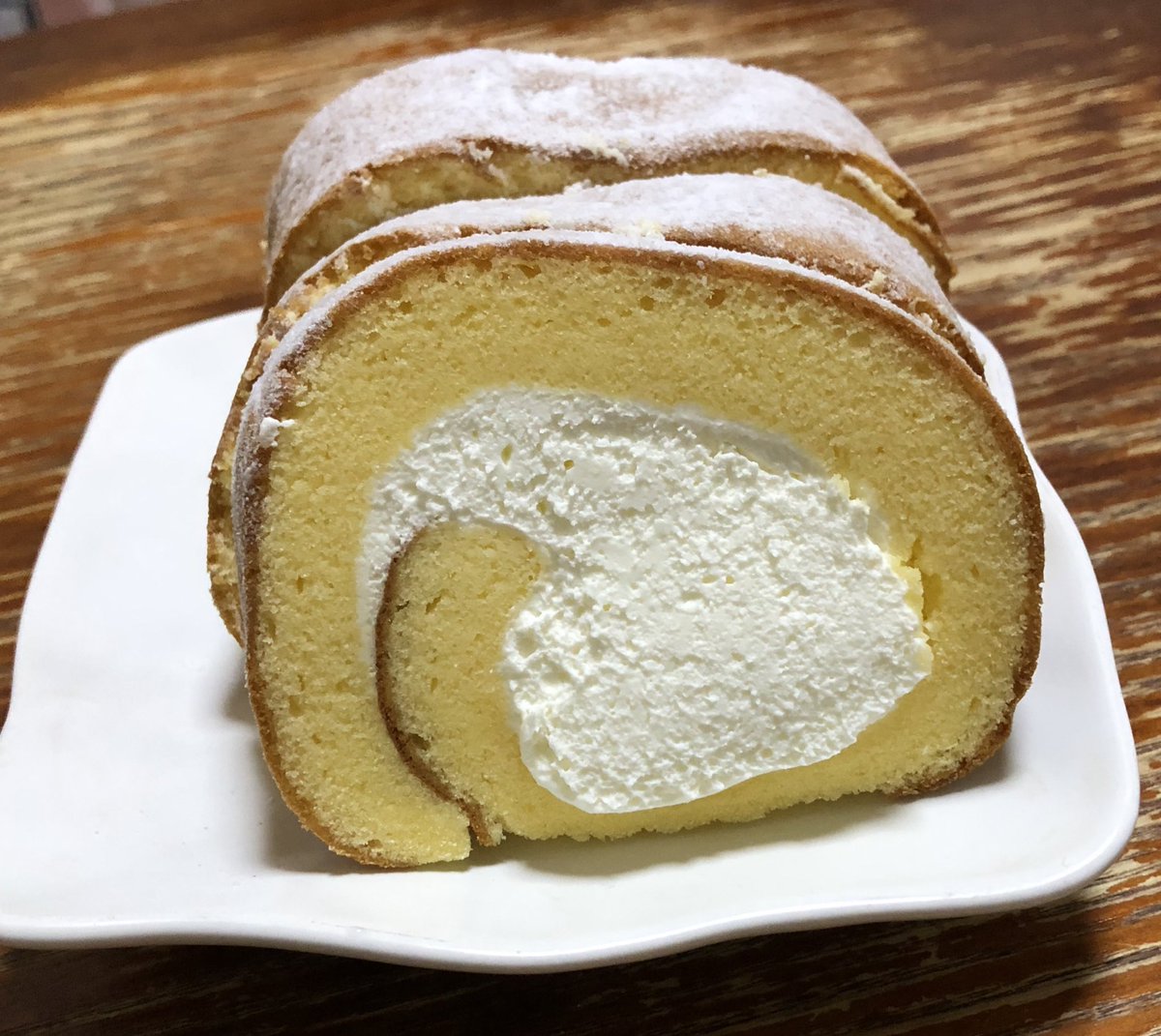 Kｙ 今日は折角恵比寿行ったんだから 帰りに治一郎のロールケーキ買ってきた 以前某所にお土産で買って好評だったから 今回は自分用に大人買い 切り方下手だけど美味かった