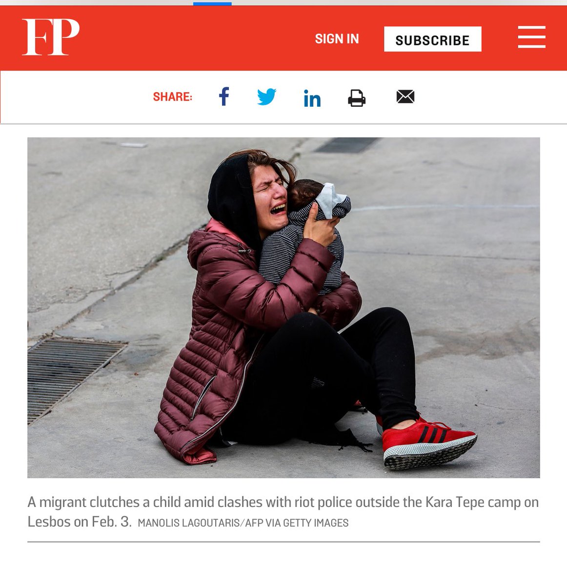 left2kolou's tweet photo. Another fave propaganda photo used by turkish trolls includes (once more) a photo from 2015 on the Hungarian border and a photo of a woman ALREADY in Greece, in Lesbos, throwing a fit without anyone bothering her. Stand up to propaganda. Enough is enough. #IStandWithGreece https://t.co/jUffKmZYBO