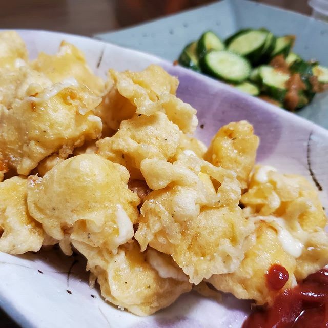 JasnTru's tweet photo. Kept some Beechers cheese curds in the freezer for this moment. Fried curds, either smoked paprika, garlic, thyme and onion powder. Ketchup because kids. Japan you need this. #beecherscheese #beecherscheesecurds #friedcheesecurds #friedcheese #チー… https://t.co/4vF4AE77oy https://t.co/H393qzBMAF