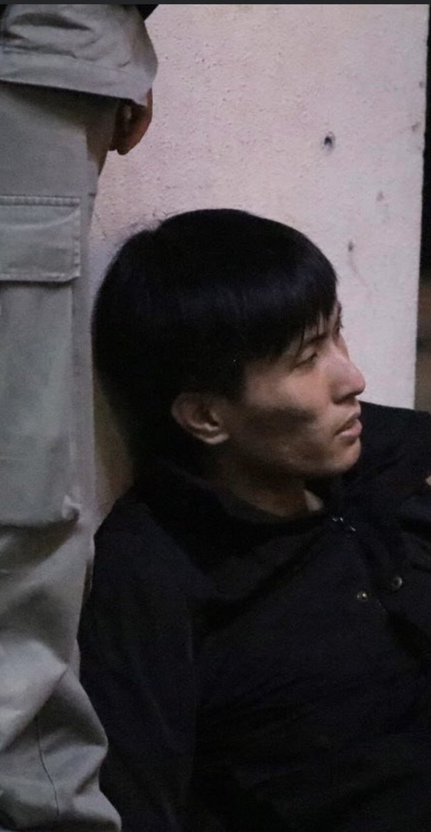 redwallpusher's tweet photo. 香港沦陷区；昨晚2256 #旺角被捕 彌敦道 銀行中心外
🛑認人🛑要名🛑
#PEN15
2330 #旺角被捕 豉油街砵蘭街交界一名男子被捕
🛑認人🛑要名🛑
#PEN18 https://t.co/3e0n2HQ2nJ