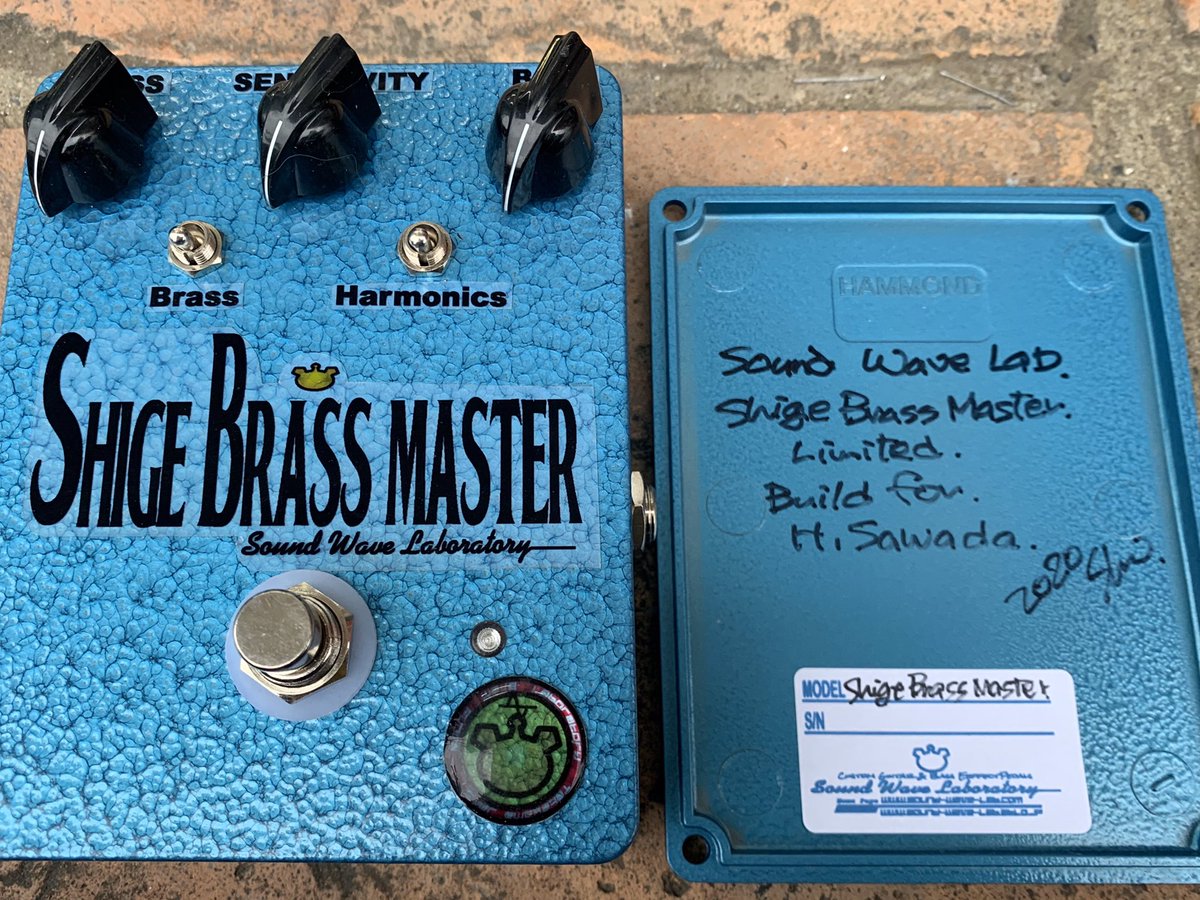 shu0044's tweet photo. めっちゃカッコいいベーシスト、澤田浩史さんに送るShige Brass Master…
勝手にブルーハンマートーンが似合いそうなのでこの色にw
中身はシゲさんが使ってるのと全く同じです。
#brassmaster #bassist #fuzz https://t.co/HZndU60KXV