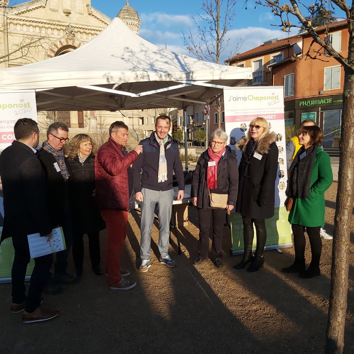 JAC_20202026's tweet photo. Nous sommes installés pour répondre à toutes vos questions.  #electionsmunicipales2020 #Chaponost #JaimeChaponost2020 https://t.co/ISz74lNfJU