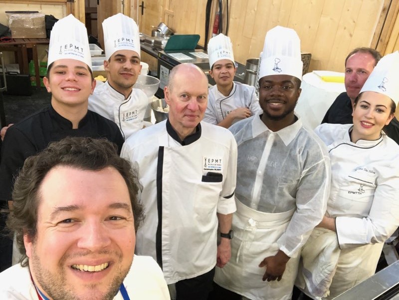 EPMT_'s tweet photo. 🎬 Clap de fin pour l'édition 2020 du #SIA !
L'occasion de belles retrouvailles, entre Chef Christophe Bligny et son ancien élève @ggomez_chef 👨🍳 et de partages d'expériences pour les élèves de l'@EPMT_
Merci à l'équipe de @agriculturebio et à l'année prochaine !🤩
#SIAbio https://t.co/wl4raeWq7V