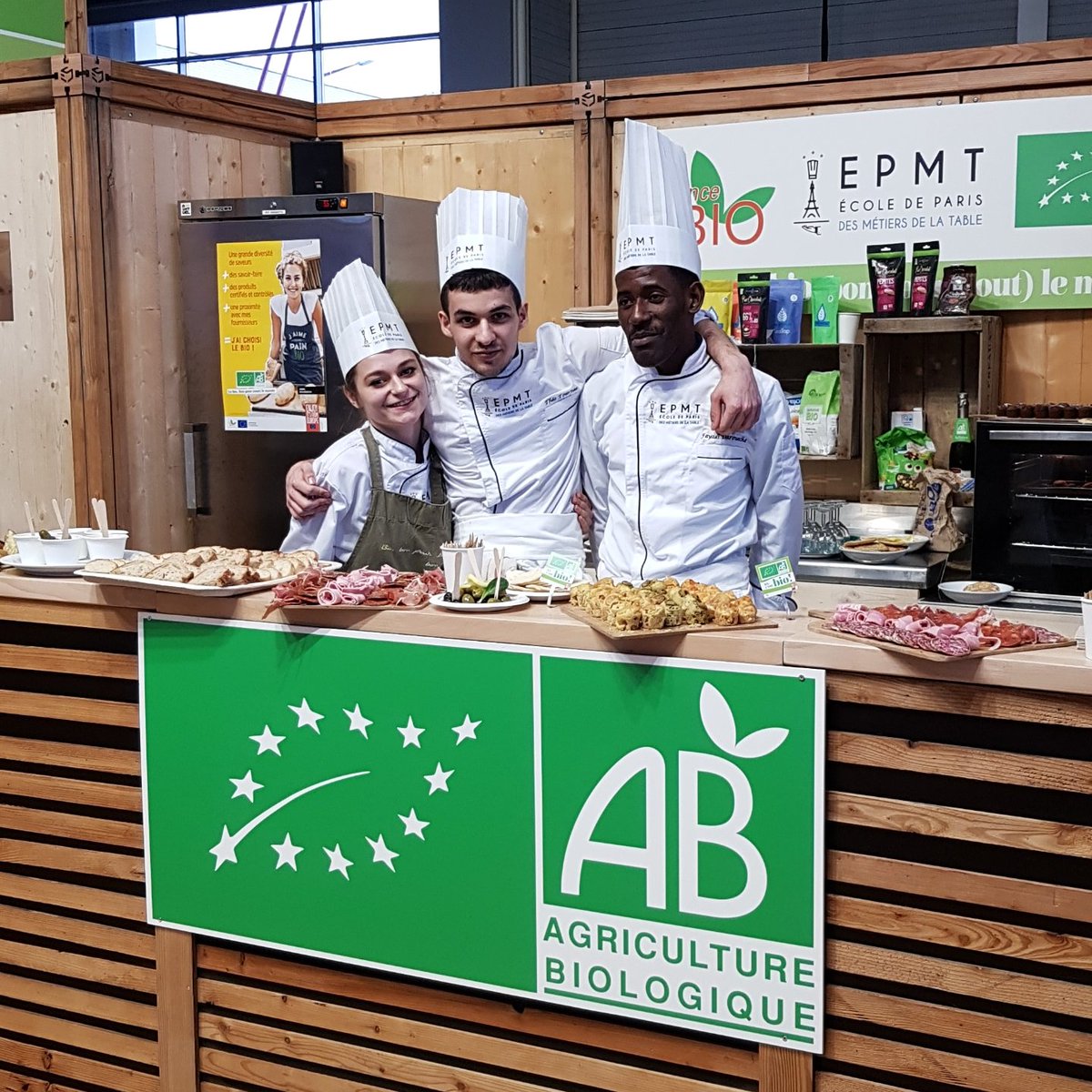 EPMT_'s tweet photo. 🎬 Clap de fin pour l'édition 2020 du #SIA !
L'occasion de belles retrouvailles, entre Chef Christophe Bligny et son ancien élève @ggomez_chef 👨🍳 et de partages d'expériences pour les élèves de l'@EPMT_
Merci à l'équipe de @agriculturebio et à l'année prochaine !🤩
#SIAbio https://t.co/wl4raeWq7V