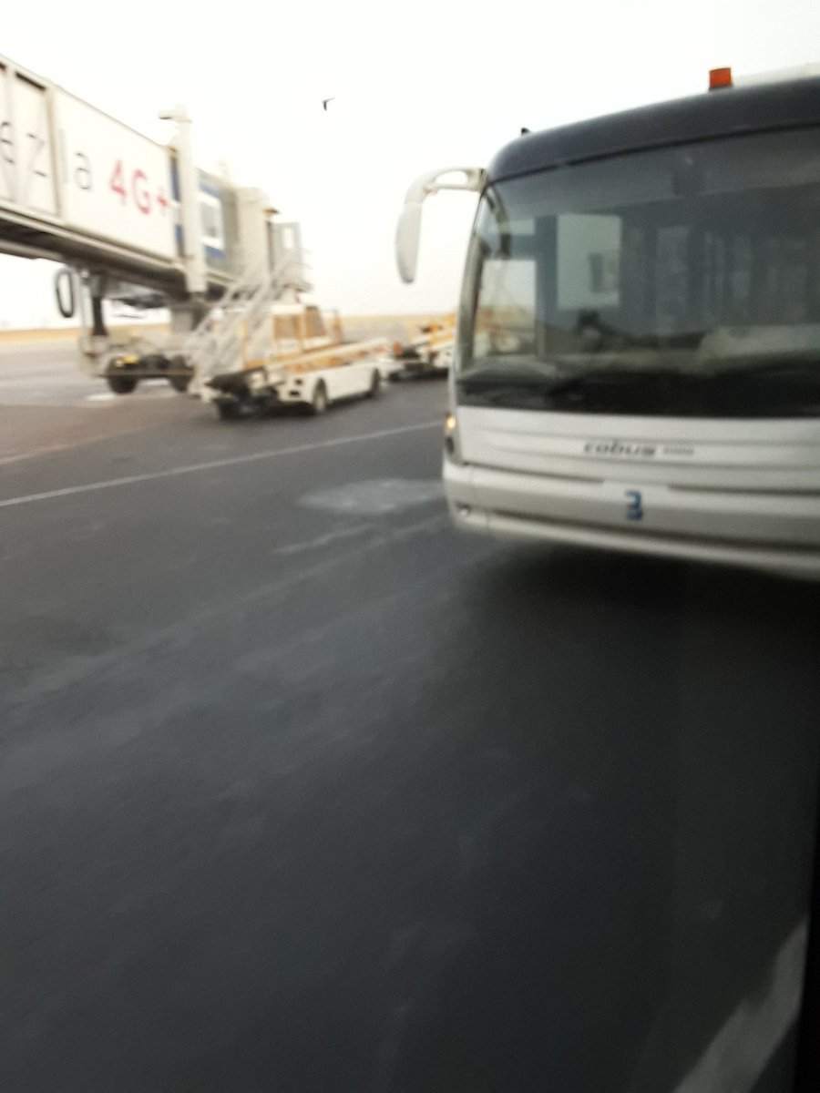 reginaMBB's tweet photo. #senecartours #aibd #2As #diass #kebetu vos bus de transfert qui tombent en panne en plein milieu du tarmac - transfert des passagers dans un autre bus...pardon réparez vos bus et soyez plus professionnels https://t.co/hifNq2X9nZ