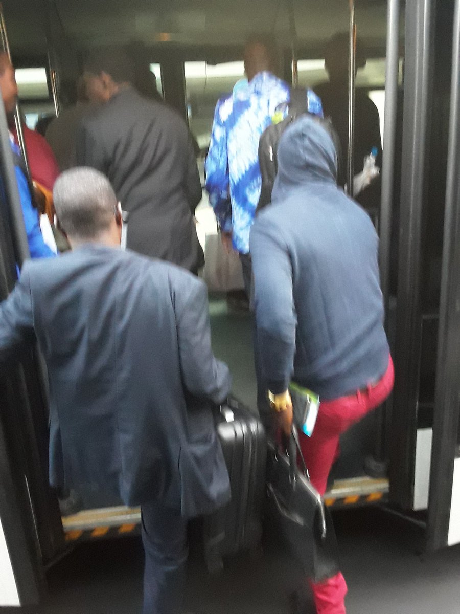 reginaMBB's tweet photo. #senecartours #aibd #2As #diass #kebetu vos bus de transfert qui tombent en panne en plein milieu du tarmac - transfert des passagers dans un autre bus...pardon réparez vos bus et soyez plus professionnels https://t.co/hifNq2X9nZ