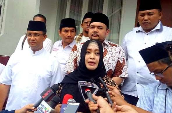 KakekHalal's tweet photo. Kalau kakek lihat kemana mana @aniesbaswedan selalu Fahira Idris yang berada disamping nya. Pertanyaan kakek " apakah Anies tdk punya istri utk dampingi nya ? Atau kah Fahira Idris lebih istri daripada istrinya Anies ? 😜
#TangkapFahiraIdris https://t.co/9U7gMOVlKl