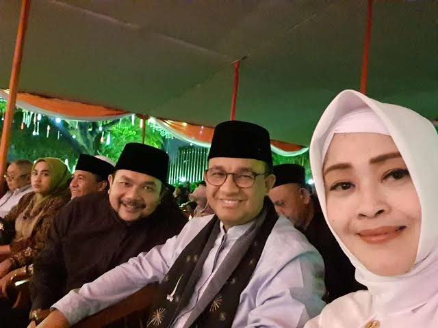 KakekHalal's tweet photo. Kalau kakek lihat kemana mana @aniesbaswedan selalu Fahira Idris yang berada disamping nya. Pertanyaan kakek " apakah Anies tdk punya istri utk dampingi nya ? Atau kah Fahira Idris lebih istri daripada istrinya Anies ? 😜
#TangkapFahiraIdris https://t.co/9U7gMOVlKl