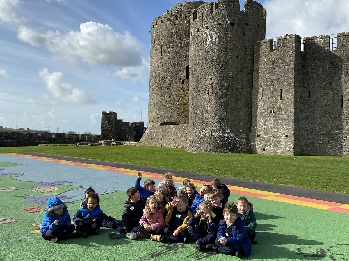 TwitTeilos's tweet photo. Class 1 enjoyed their school trip to Pembroke Castle! They went on a tour of the castle where they saw a dungeon, brass running activity and lots of fun outside in the fresh air! Diolch yn fawr Pembroke Castle for having us!!! 🏰 https://t.co/fCkB9Osj5y