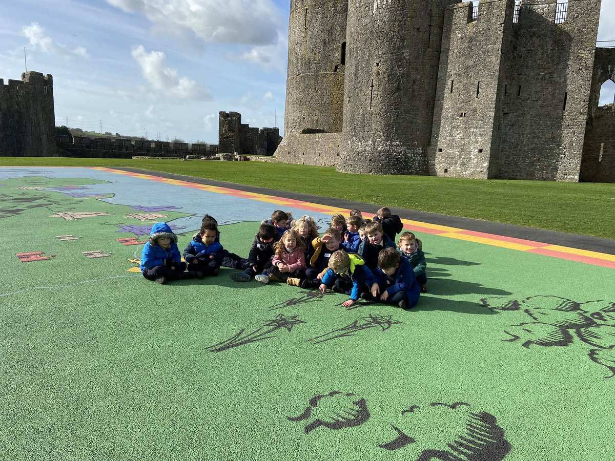 TwitTeilos's tweet photo. Class 1 enjoyed their school trip to Pembroke Castle! They went on a tour of the castle where they saw a dungeon, brass running activity and lots of fun outside in the fresh air! Diolch yn fawr Pembroke Castle for having us!!! 🏰 https://t.co/fCkB9Osj5y