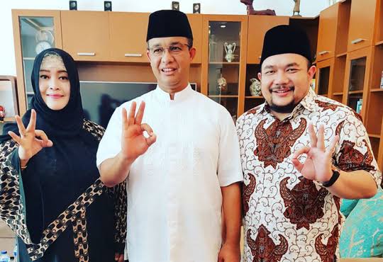 KakekHalal's tweet photo. Kalau kakek lihat kemana mana @aniesbaswedan selalu Fahira Idris yang berada disamping nya. Pertanyaan kakek " apakah Anies tdk punya istri utk dampingi nya ? Atau kah Fahira Idris lebih istri daripada istrinya Anies ? 😜
#TangkapFahiraIdris https://t.co/9U7gMOVlKl