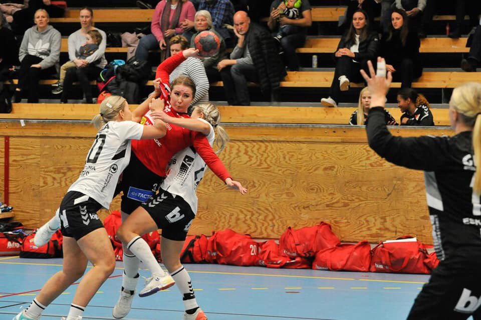skanela's tweet photo. GAMEDAY 💥⁣
✋🏼⚽️ Skånela IF - OV Helsingborg⁣
📍Vikingahallen⁣
⏰ 15.00⁣
📺 SolidSport⁣
⁣
Ta med er nära och kära och kom ner och stötta damerna till ✌🏼 nya poäng 👊🏼💥 https://t.co/1sOBCFjqSu