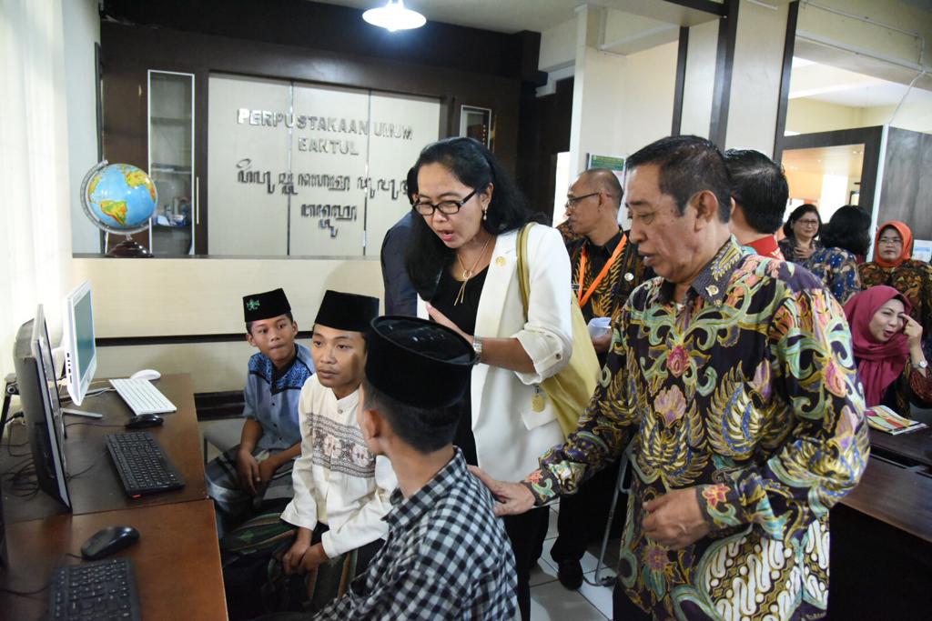 Tim Kunjungan Kerja Komisi X DPR RI yang dipimpin Anggota Komisi X DPR RI My Esti Wijayati meninjau Perpustakaan Umum di Kabupaten Bantul, Jumat, 28 Februari 2020. #KunkerDPR
