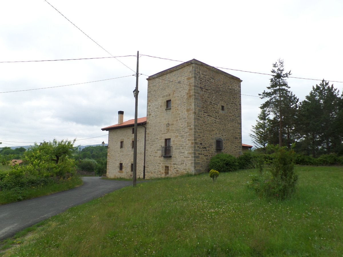 PatrimonioAlava's tweet photo. #Gopegi. La torre #Goikoetxea o #Goikolea es de planta casi cuadrada y una altura de doce metros. Fue levantada por los #OrtizdeZárate. En su fachada están los escudos de los #Zárate y de los #Eguiluz. #Álava
Foto: @i_euskadi https://t.co/iCCnNQ8eQG