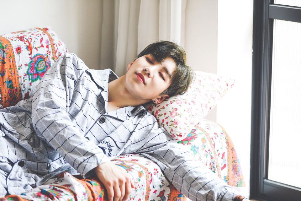 Noir__official's tweet photo. #HAPPY_JUNYONG_DAY
#이준용_26번째_생일을_축하해

나른미 뿜뿜하는 고양이잖아요😭 누워도 앉아도 잘생기고 귀여운 준용이📸 이런 고양이가 집에 있다면 저는 집사...아니 집 사주겠습니다🏠...

#느와르 #noir #이준용 #생일축하해 https://t.co/rZqXUa1asK