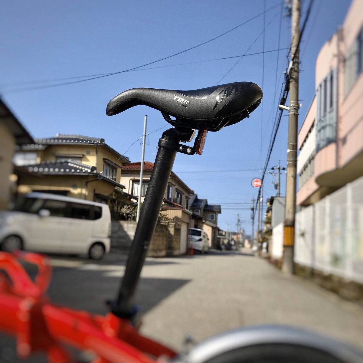 happycamper_7's tweet photo. チェーンの掃除をしました
真っ黒、、、😔
それからサドルを変えてみたのですが
乗ってみると…ポジションは楽になった感じ、でもシートが硬い
お尻は大丈夫だろうか
一抹の不安がよぎります

#tern #ternlinkc8 #ターン #ミニベロ #自転車 #サドルが硬い https://t.co/IVrewsVFTg