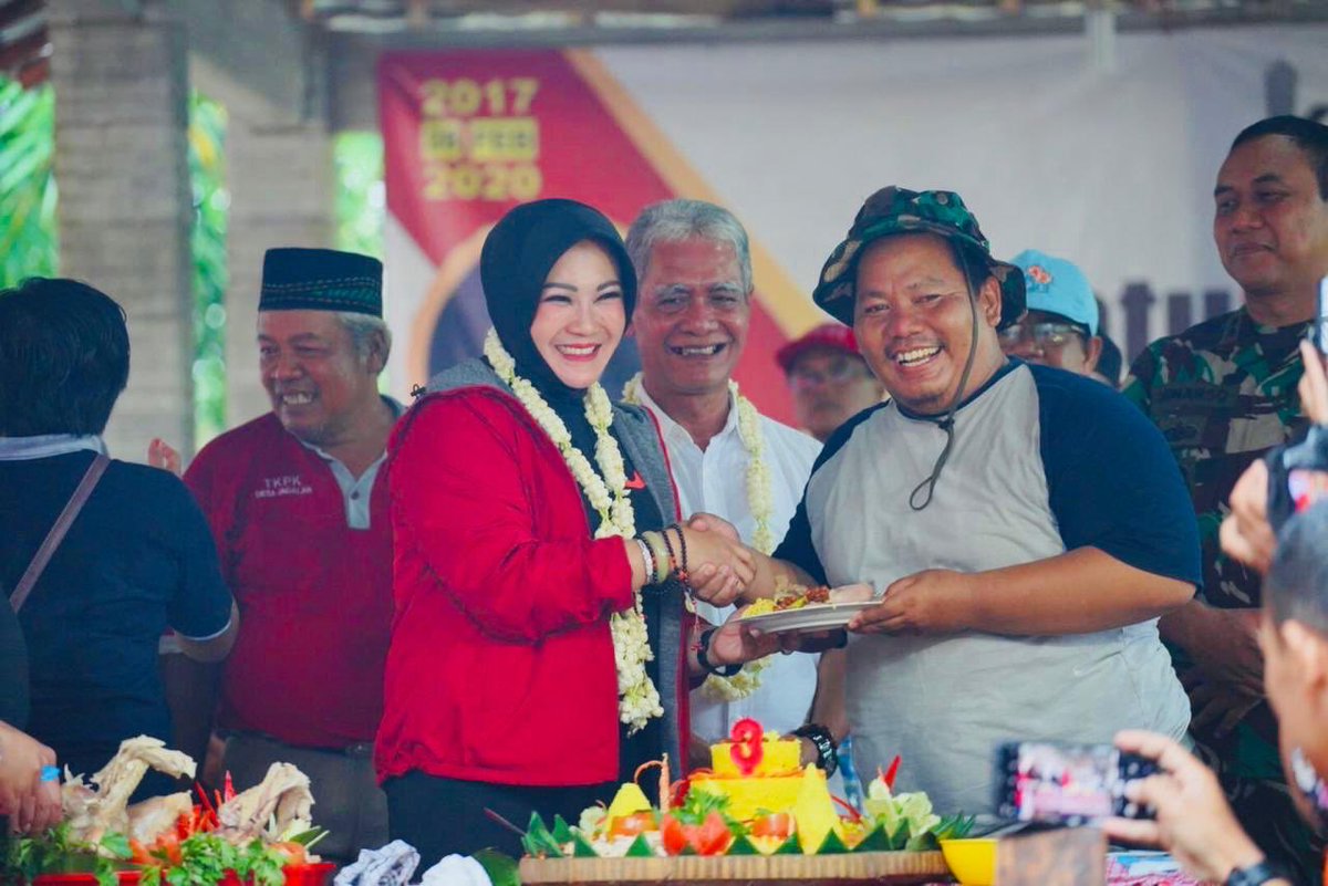 YaniSunarno's tweet photo. Meskipun hujan, masih berlanjut...
Bersama merayakan Ultah ke-3 Komunitas Sungai Poitan.
Bangga punya relawan yg luar biasa tangguh...
Slalu ada dan hadir dalam kondisi apapun, kereen 😍🌹
#KlatenTangguh
#klatenkeren https://t.co/vhGSDZAiaF