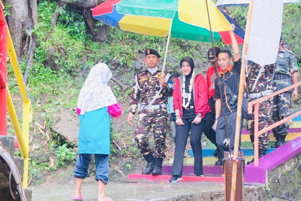 YaniSunarno's tweet photo. Meskipun hujan, masih berlanjut...
Bersama merayakan Ultah ke-3 Komunitas Sungai Poitan.
Bangga punya relawan yg luar biasa tangguh...
Slalu ada dan hadir dalam kondisi apapun, kereen 😍🌹
#KlatenTangguh
#klatenkeren https://t.co/vhGSDZAiaF