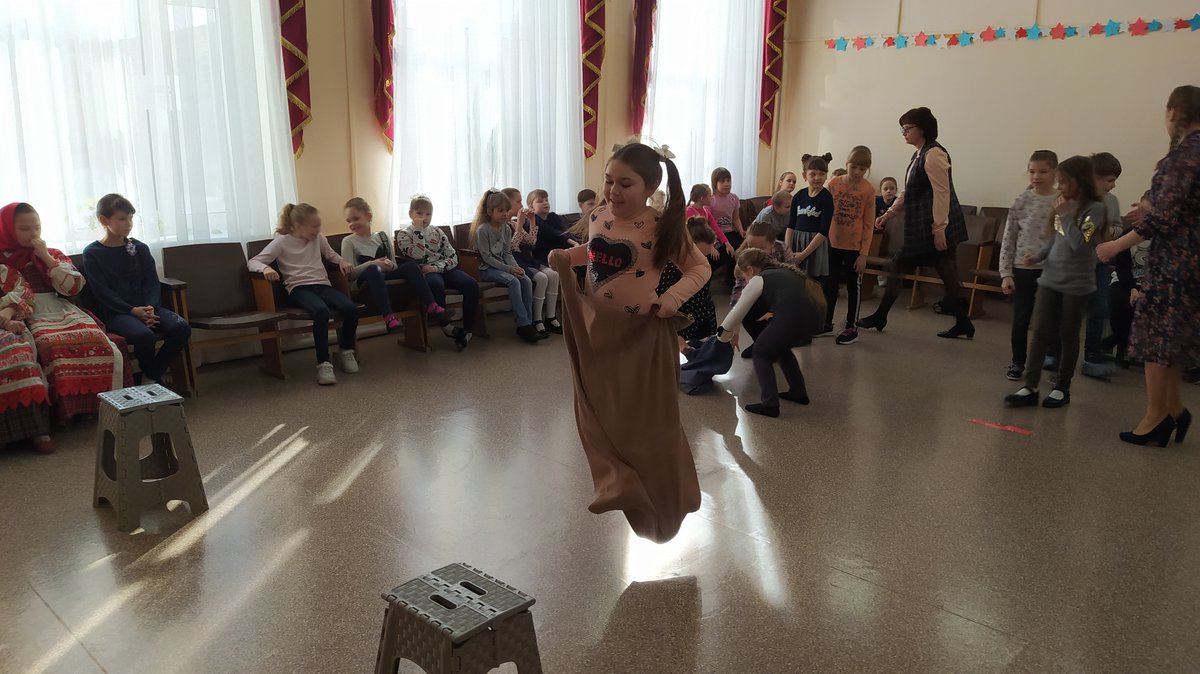 В Доме детского творчества ребята зиму провожали, весну встречали на празднике "Масленица" с играми, конкурсами, песнями
