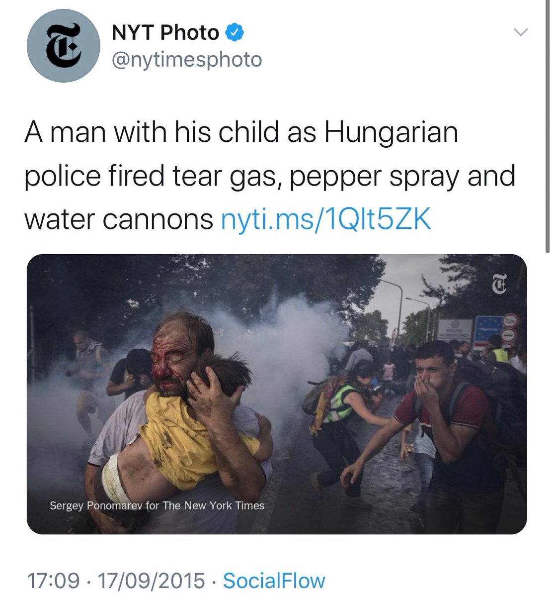 left2kolou's tweet photo. Organized twitter trolls in turkey are currently posting the same photo taken in 2015 on the Hungarian border and claiming it is from the Greek border. This kind of propaganda should at the very least be called out.
@nytimesphoto
#IStandWithGreece
#Evros https://t.co/GLsXad4F6k