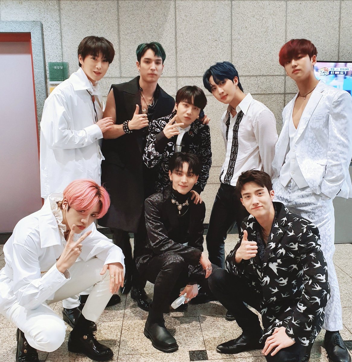 CUBE_PTG's tweet photo. [📸] 20200301 @ #인기가요

텐-타스틱! 1집 가수 펜타곤의 큐티섹시핸섬뷰티풀러블리핫한 무대🔥🕺 유니버스 모두 본방사수 하셨나요?📺

한 주의 마무리는 역시 펜타곤과 함께😎👍

#펜타곤 #PENTAGON 
#UNIVERSE #THE_BLACK_HALL  
#Dr_베베 #Dr_BeBe https://t.co/qeQ0nxFjp7