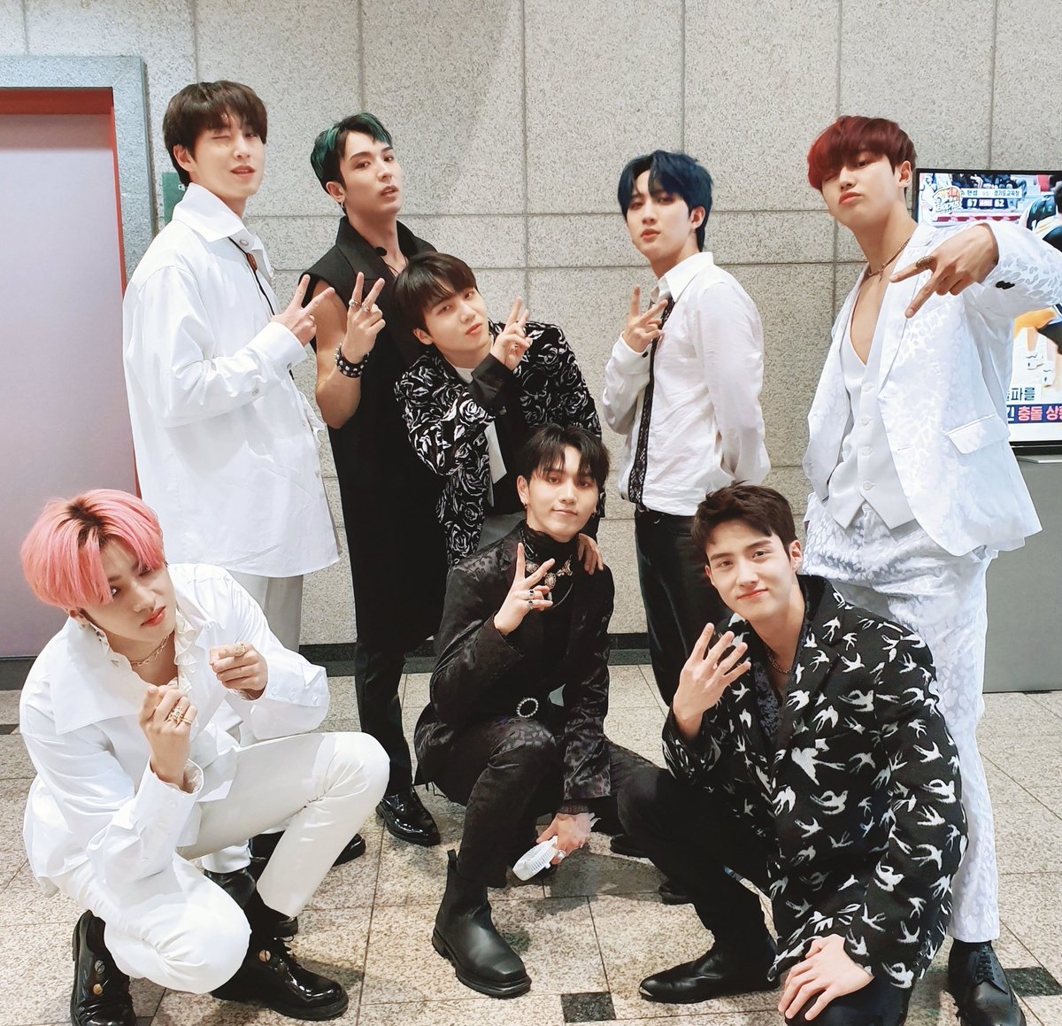 CUBE_PTG's tweet photo. [📸] 20200301 @ #인기가요

텐-타스틱! 1집 가수 펜타곤의 큐티섹시핸섬뷰티풀러블리핫한 무대🔥🕺 유니버스 모두 본방사수 하셨나요?📺

한 주의 마무리는 역시 펜타곤과 함께😎👍

#펜타곤 #PENTAGON 
#UNIVERSE #THE_BLACK_HALL  
#Dr_베베 #Dr_BeBe https://t.co/qeQ0nxFjp7