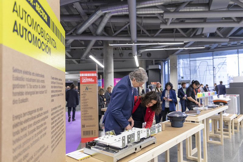 Ihobe_Eus's tweet photo. 📢♻️ "Made in Euskadi #ekodiseinua-ren 20 urte" erakusketa ikusteko AZKEN EGUNA❗️
⌚️ 10:00 - 14:00
📌 Palacio @Euskalduna_eus jauregia
📢♻️ ¡ÚLTIMO DÍA para visitar la exposición "20 años de #Ecodiseño Made in Euskadi❗️
➕INFO 👉 https://t.co/0wUyTX6Ld1
#BEMBasqueCountry2020 https://t.co/fcrjE06Q0l