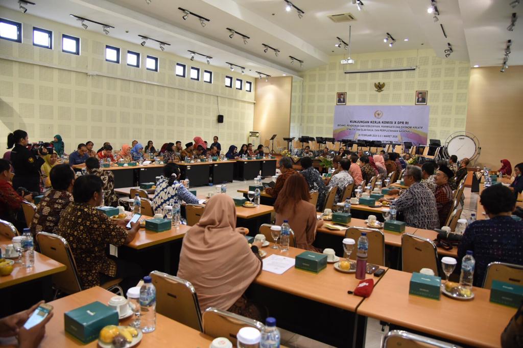 Komisi X DPR RI menggelar pertemuan dengan Pemprov D.I. Yogyakarta, Bupati Bantul, DPRD Bantul, Kadis Kebudayaan, Kadis Pariwisata, Kadis Pendidikan, Pemuda &amp; Olahraga, Kadis Perpustakaan, Rektor Universitas Negeri dan Swasta, Kabupaten Bantul, Jumat, 28 Februari 2020. #KunkerDPR