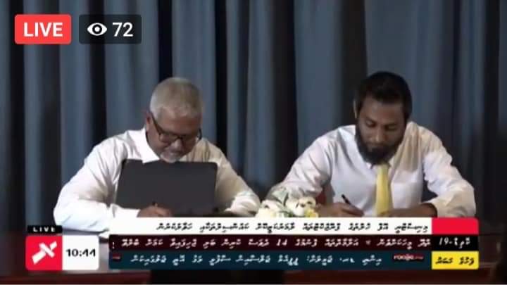 ahmedludd's tweet photo. Adh. Dhigurashu Health center Extention project rashu council aai havaal kurumuge rasmiyaathu...👌
Shukurihyaa IBU SOALIH.
Sarukaaraai gulhigen masahkay kuraane candidatun councilah hohvavaa..👌
#vote4MDP 👌
#Laamarukazeeraahje
#Rahfehifathis
#Localcouncil2020
⚖✅ https://t.co/aYQM6Zx9is